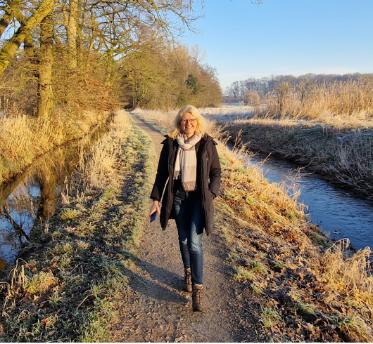 Birgit Reinisch bei einem Spaziergang in der Natur